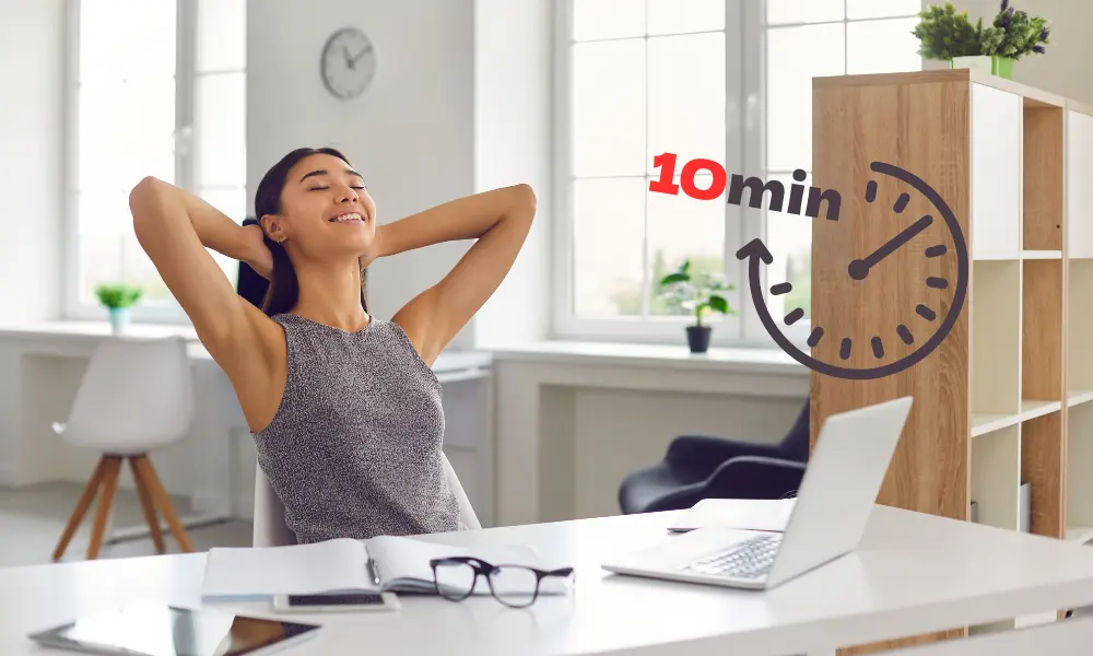 女性が10分間の勉強を終えている。1日10分の英文法学習でも効果がある。