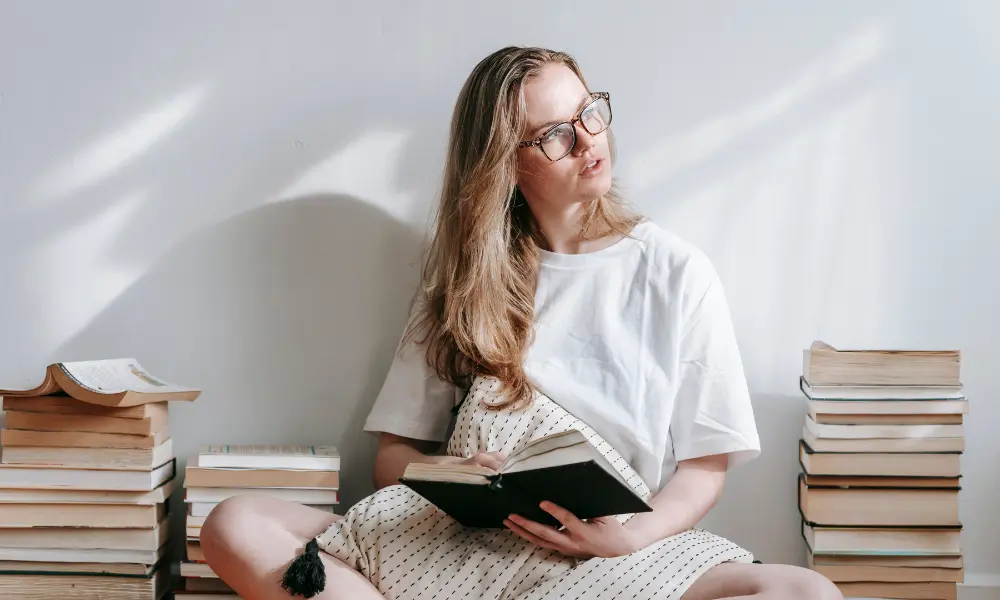 英文法の本を読んでいる女性。初心者でもわかりやすい英文法の本を次回紹介。