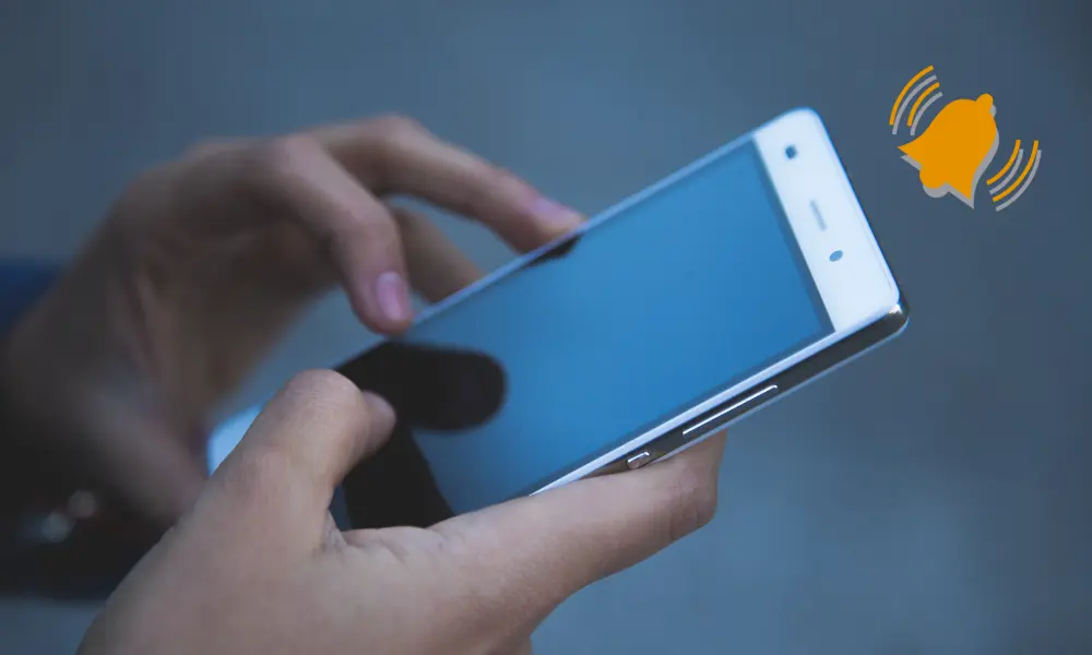 スマホをにリマインダーが来ているイメージ。決まった時間に英語学習できるよう設定しておく