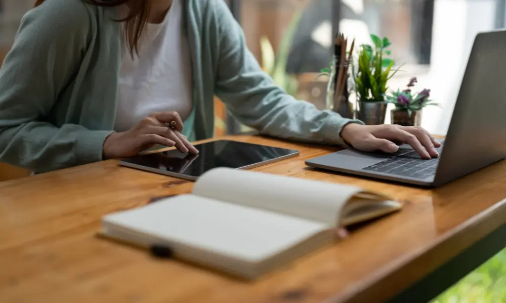 TOEIC勉強を始める朝、静かな時間の中で計画を立てる主婦のデスク