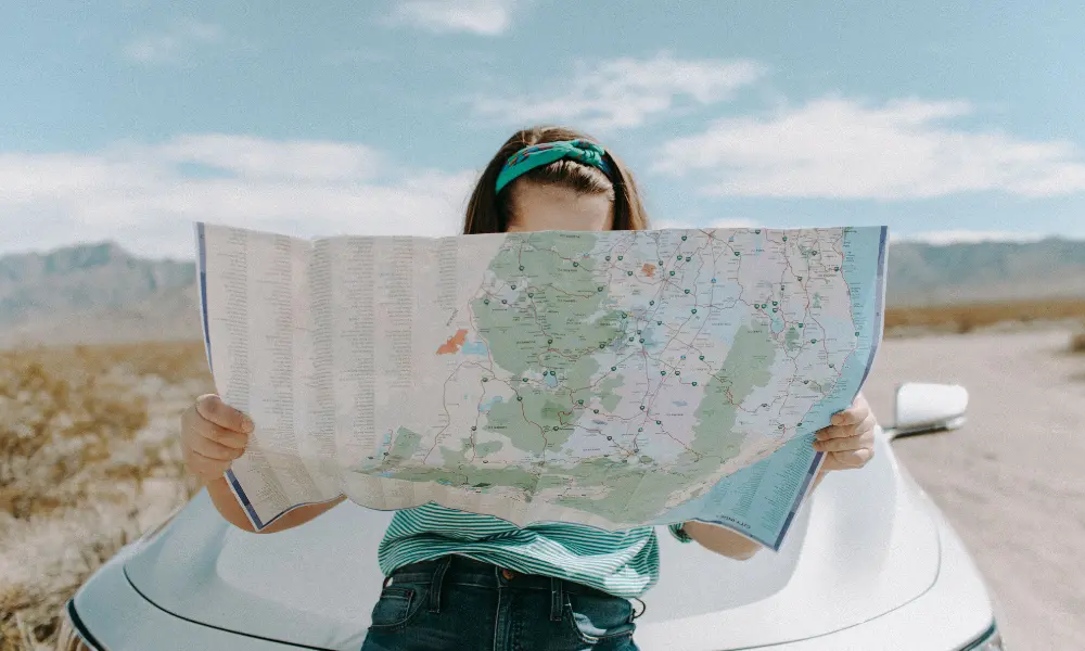 地図を見る女性。TOEICを受けるにあたって現在地を知るイメージ