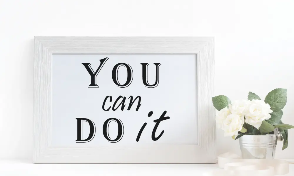 “You can do it”と書かれたフォトフレームと花のインテリア