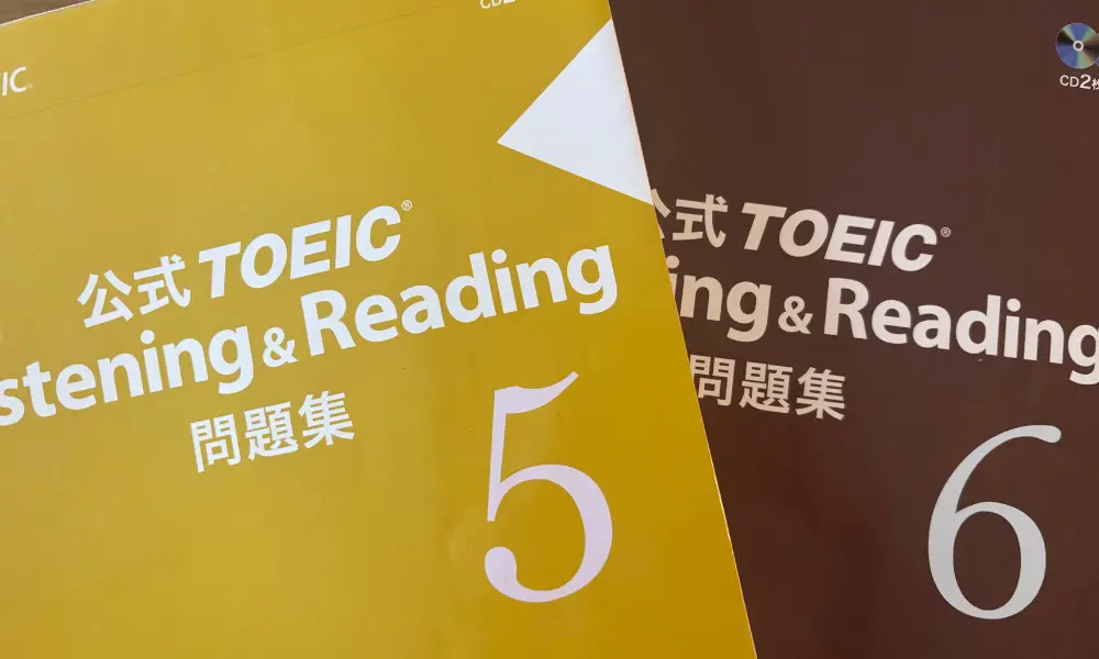 図書館で借りたTOEIC公式問題集(Vol.5と6)が机の上に置かれている写真