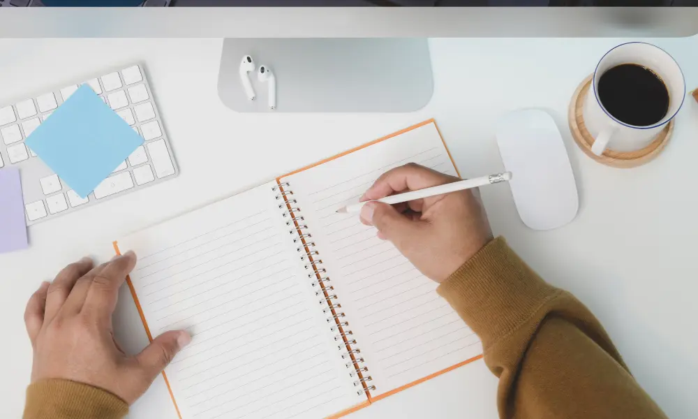 英語音声を聞きながらノートに書きこむ学習の様子。ディクテーション練習のイメージ