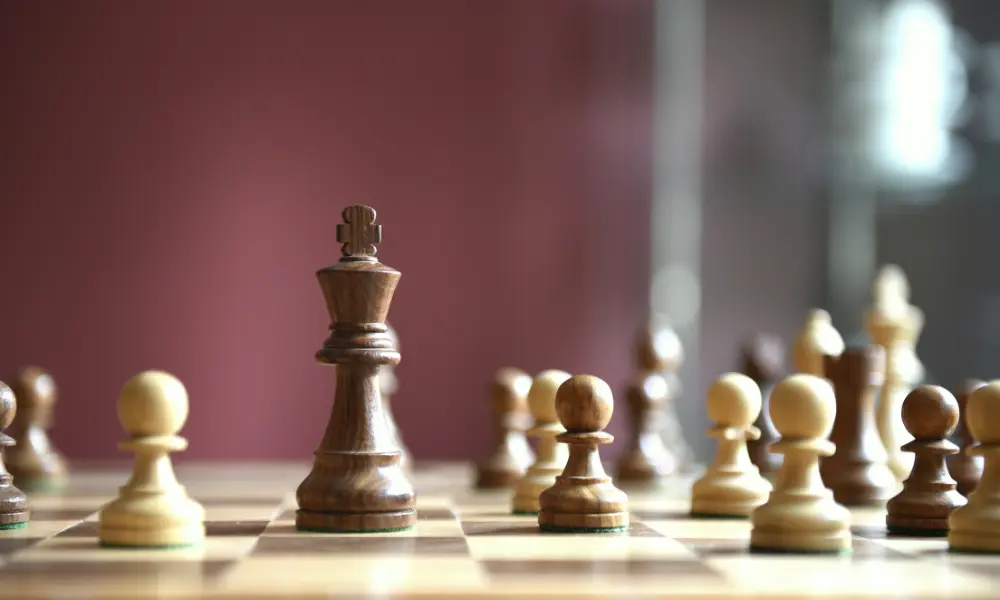 見直しと時間配分で勝負が決まる。TOEICリーディング後半をチェスにたとえた戦略的なイメージ