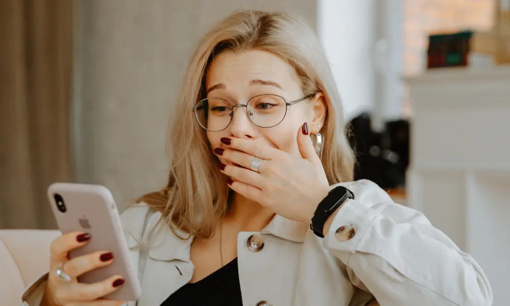 TOEICのスコアを見て、喜びと悔しさが同時にこみ上げる女性。