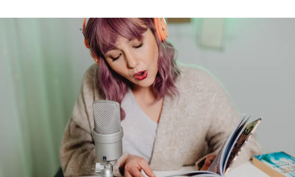 ノートを見ながらマイクに向かって英語を話す女性の姿。スピーキング練習のイメージ。