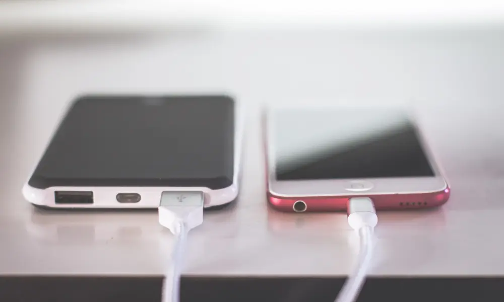 デスクの上で充電中のスマホが並んでいる様子。学習環境を整えるイメージ。