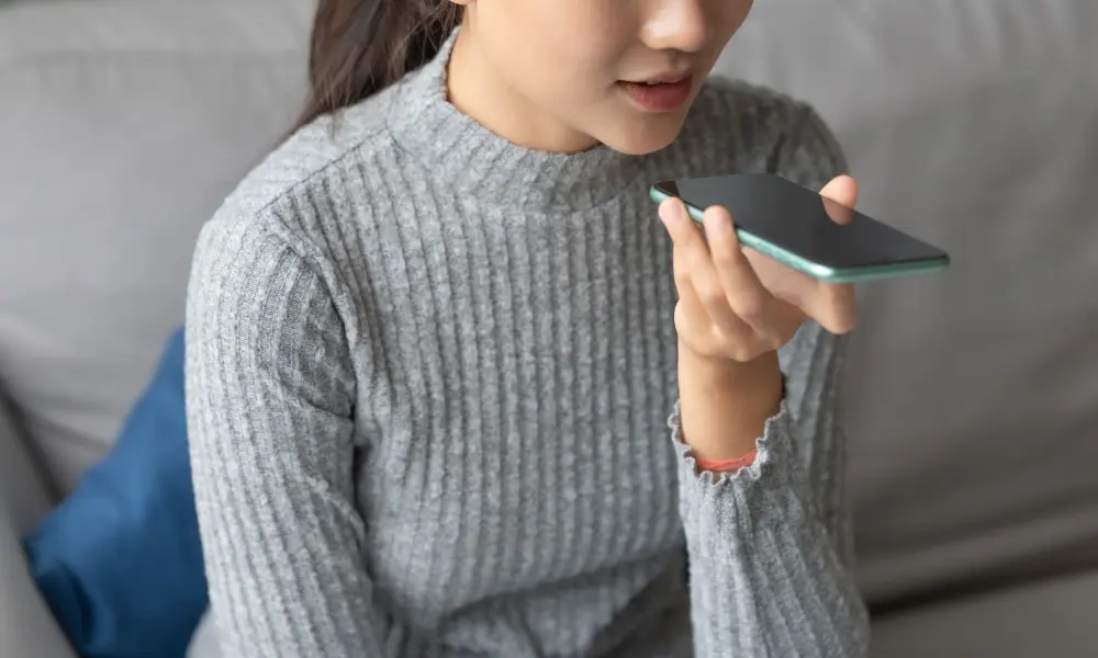 AI英会話アプリを使って話す練習をしている女性