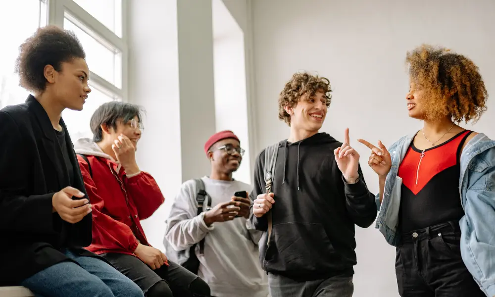 英語で会話を楽しむ人たちのイメージ写真